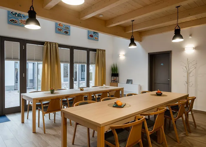 לינה וארוחת בוקר Stadium Panzio