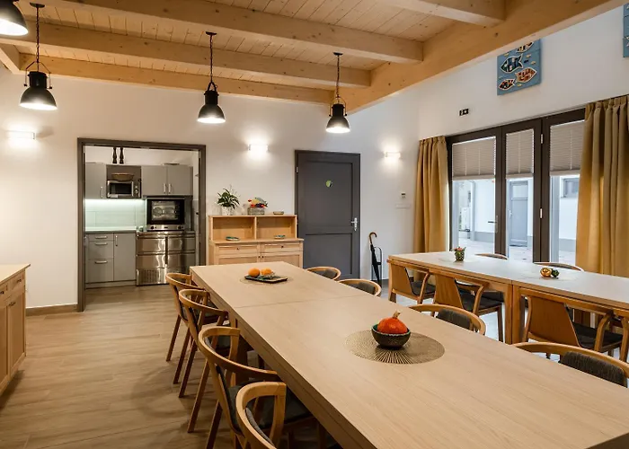 לינה וארוחת בוקר Stadium Panzio